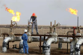 Công nhân làm việc tại một cơ sở khai thác dầu ở thị trấn Nasiriyah, Iraq. (Ảnh: AFP/TTXVN)