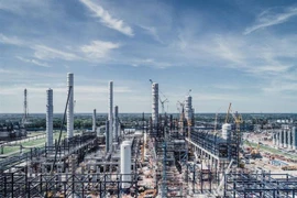 Giếng lọc dầu ở gần sông Irtysh ở Omsk, Tây Nam Siberia, Nga. (Ảnh: Nsenergy Business/TTXVN)