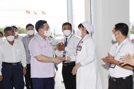 Chủ tịch Quốc hội Vương Đình Huệ và các cán bộ, y, bác sỹ Bệnh viện đa khoa tỉnh Trà Vinh. (Ảnh: Doãn Tấn/TTXVN)
