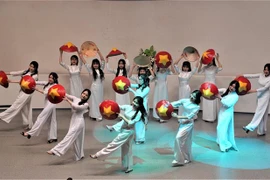 Tiết mục “Hello Việt Nam” do Nhóm múa Lotus, Liên chi đoàn Đại học tổng hợp Nga Hữu nghị giữa các dân tộc (RUDN), biểu diễn. (Ảnh: Duy Trinh/TTXVN)