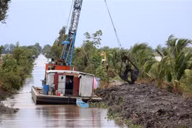 Nạo vét kênh thủy lợi nội đồng trữ nước ứng phó hạn mặn ở huyện Hòn Đất, vùng Tứ giác Long Xuyên (Kiên Giang). (Ảnh: Lê Huy Hải/TTXVN)