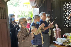 Người dân dâng hương tưởng nhớ 140 năm ngày mất Tổng đốc Hoàng Diệu. (Ảnh: TTXVN phát)