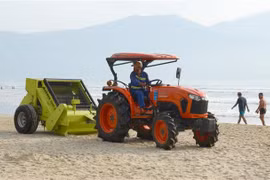 Xe cơ giới dọn vệ sinh bãi cát tại khu vực Công viên Biển Đông (quận Sơn Trà, thành phố Đà Nẵng). (Ảnh: Quốc Dũng/TTXVN)