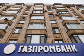 Logo của Gazprombank tại một tòa nhà ở Moskva. (Nguồn: Reuters)