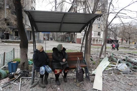 Người dân tại Mariupol, Ukraine, ngày 14/4. (Ảnh: THX/ TTXVN)