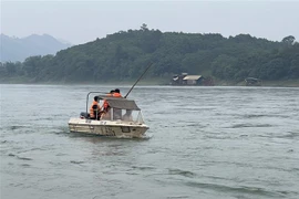 Lực lượng chức năng tỉnh Tuyên Quang có mặt tại hiện trường. (Ảnh: TTXVN phát)