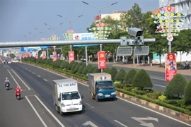 Hệ thống camera an ninh. (Ảnh: Minh Quyết/TTXVN)Nhân viên trạm thu phí Cầu Rạch Miễu- Quốc lộ 60 bán vé qua trạm. Ảnh: Công Trí-TTXVN