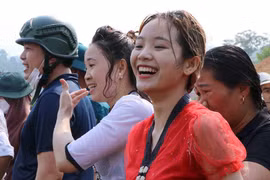 Một cô gái Thái vui vẻ dù bị ướt. (Ảnh: Nguyễn Oanh/TTXVN)