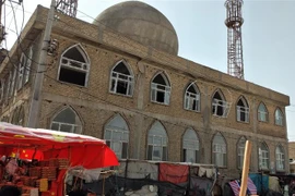 Toàn cảnh Thánh đường Hồi giáo ở thành phố Mazar-i-Sharif, Afghanistan sau vụ nổ bom, ngày 21/4. (Ảnh: AFP/TTXVN)