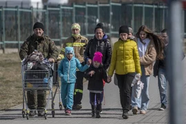 Người dân Ukraine sơ tán tránh chiến sự tới cửa khẩu Medyka, giáp giới Ba Lan ngày 27/3/2022. (Ảnh: AFP/TTXVN)