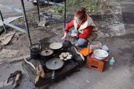 Người dân tại Mariupol, Ukraine, ngày 18/4. (Ảnh: THX/ TTXVN)
