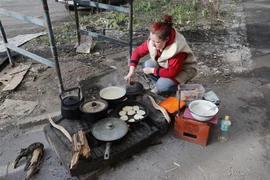 Người dân tại Mariupol, Ukraine, ngày 18/4. (Ảnh: THX/ TTXVN)