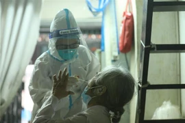 Nhân viên y tế lấy mẫu xét nghiệm cho người dân phường Cửa Đông, quận Hoàn Kiếm, Hà Nội (Ảnh tư liệu). (Ảnh: Minh Quyết/TTXVN)