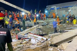 Lực lượng cứu hộ nỗ lực tìm kiếm các nạn nhân tại hiện trường vụ sập siêu thị mini ở huyện Banjar, tỉnh Nam Kalimantan, Indonesia ngày 18/4. ( Ảnh: THX/TTXVN)