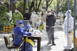 Một điểm xét nghiệm COVID-19 tại Thượng Hải, Trung Quốc ngày 6/4. (Ảnh: Kyodo/TTXVN)