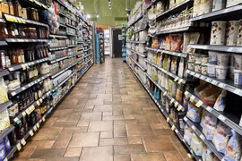 Các kệ hàng tại một chợ bán thực phẩm ở Arlington, Virginia, Mỹ ngày 12/4. (Ảnh: THX/TTXVN)