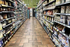 Các kệ hàng tại một chợ bán thực phẩm ở Arlington, Virginia, Mỹ ngày 12/4. (Ảnh: THX/TTXVN)