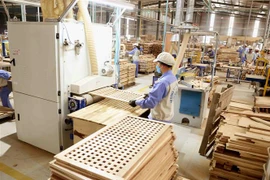 Sản xuất đồ gỗ xuất khẩu sang thị trường EU tại Công ty CP WOODSLAND Tuyên Quang. (Ảnh: TTXVN)