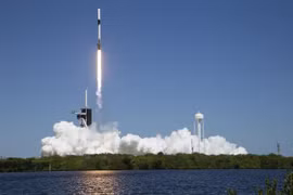 Tên lửa Falcon 9 của Space X đưa tàu Crew Dragon rời bệ phóng tại Trung tâm vũ trụ Kennedy ở Florida (Mỹ) ngày 8/4. (Ảnh: AFP/TTXVN)