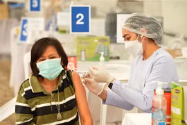Nhân viên y tế tiêm vaccine phòng COVID-19 cho người dân tại Bangkok, Thái Lan ngày 4/4. (Ảnh: THX/TTXVN)