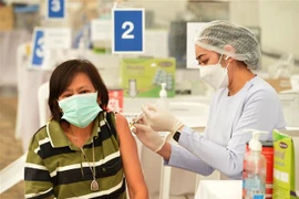 Nhân viên y tế tiêm vaccine phòng COVID-19 cho người dân tại Bangkok, Thái Lan ngày 4/4. (Ảnh: THX/TTXVN)