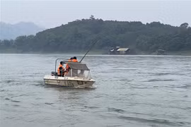 Lực lượng chức năng tỉnh Tuyên Quang có mặt tại hiện trường. (Ảnh: TTXVN phát)