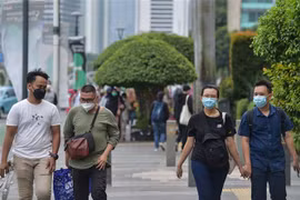 Người dân đeo khẩu trang phòng dịch COVID-19 tại Jakarta, Indonesia. (Ảnh: THX/ TTXVN)