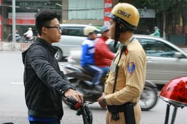 Ngày đầu ra quân, phạt 1.210 trường hợp không đội mũ bảo hiểm cho trẻ
