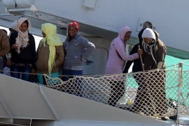 Không dùng biện pháp quân sự để giải quyết nạn di cư trái phép