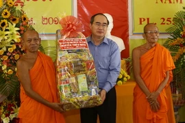 Chủ tịch Mặt trận Tổ quốc chúc Tết Chôl Chnăm Thmây ở Cần Thơ