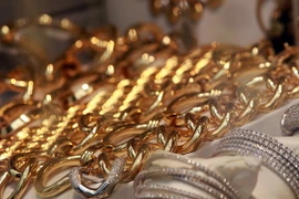 Giá vàng thế giới tiếp tục giảm bất chấp đồng USD yếu