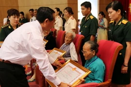 Tuyên Quang trao, truy tặng danh hiệu Bà mẹ Việt Nam Anh hùng