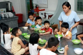 Có thể buộc thôi việc bảo mẫu hành hạ trẻ em bị nhiễm HIV