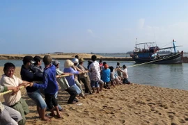 Bến Tre cứu hộ thành công 6 thuyền viên bị nạn trên biển