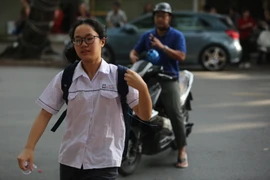 Sáng 17/7, 89.000 thí sinh bước vào kỳ thi tuyển sinh lớp 10 công lập ở Hà Nội. (Ảnh: PV/Vietnam+)