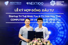 Ông Nguyễn Hoà Bình-Chủ tịch Tập đoàn NextTech- Sáng lập Quỹ Next100 và ông Nguyễn Văn Việt-CEO và Co-Founder Computer Vision Vietnam trong Lễ ký kết hợp đồng đầu tư. (Ảnh: PV/Vietnam+)