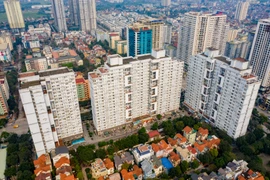 Ủy ban nhân dân thành phố Hà Nội đã quyết định dành thêm 3 tòa nhà 21 tầng tại Mỹ Đình để làm điểm cách ly tập trung cho những người trở về từ vùng dịch. (Ảnh: Minh Sơn/Vietnam+)