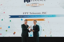 Ông Hoàng Việt Anh - Tổng Giám đốc FPT Telecom nhận kỷ niệm chương từ ban tổ chức. (Ảnh: FPT Telecom)