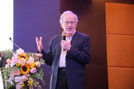 Giáo sư Leslie Valiant đã có bài thuyết trình“Lý thuyết học máy cần thêm gì nữa?”(Ảnh: Minh Sơn/Vietnam+)