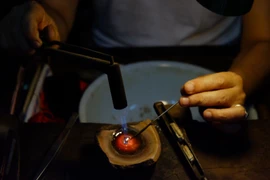 Nghệ nhân Nguyễn Chí Thành với nghề chạm bạc. (Ảnh: Như Dung/Vietnam+)