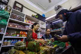 Là một trong những cửa hàng nổi tiếng với nhiều đời làm giò chả, bánh chưng của Hà Nội, cứ mỗi dịp Tết đến là cửa hàng Quốc Hương ở Hàng Bông (quận Hoàn Kiếm) lại đông nghịt khách. (Ảnh: Minh Sơn/Vietnam+)