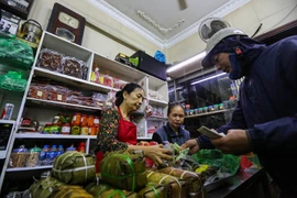 Là một trong những cửa hàng nổi tiếng với nhiều đời làm giò chả, bánh chưng của Hà Nội, cứ mỗi dịp Tết đến là cửa hàng Quốc Hương ở Hàng Bông (quận Hoàn Kiếm) lại đông nghịt khách. (Ảnh: Minh Sơn/Vietnam+)