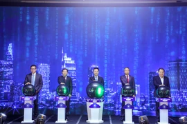 Bộ trưởng Nguyễn Mạnh Hùng cùng đại diện VNG CLOUD, Viettel, CMC và VCCorp tại sự kiện. (Ảnh: Minh Sơn/Vietnam+)