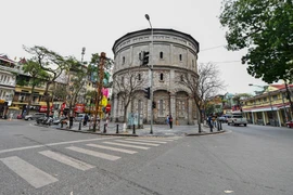 Trong những ngày dịch COVID-19 đang diễn biến phức tạp, người dân đều hạn chế ra đường khiến các con phố lớn tại Hà Nội trở nên vắng vẻ. (Ảnh: Minh Sơn/Vietnam+)