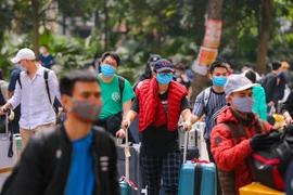 Sau khi thành phố Hà Nội quyết định lấy khu nhà ở cho học sinh, sinh viên Pháp Vân - Tứ Hiệp (phường Hoàng Liệt, quận Hoàng Mai, Hà Nội) làm nơi cách ly tập trung, trong đêm 19 và ngày 20/3, rất đông người dân từ cách vùng dịch đã được chở đến đây. (Ảnh: 