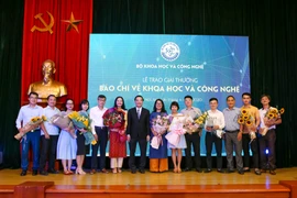 Bộ trưởng Bộ Khoa học và Công nghệ Chu Ngọc Anh cùng với các tác giả đoạt giải. (Ảnh: PV/Vietnam+)