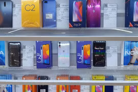 Những mẫu Vsmart trên kệ một cửa hàng bán lẻ smartphone tại Việt Nam. (Ảnh minh hoạ)