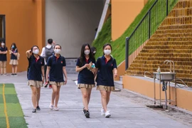 Sáng 4/5, toàn bộ các trường học tại Hà Nội đã tổ chức cho học sinh Trung học cơ sở và Trung học phổ thông đi học lại sau thời gian dài nghỉ để phòng chống dịch COVID-19. (Ảnh: Minh Sơn/Vietnam+)