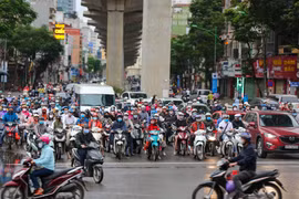 Sáng 23/4, ngày đầu tiên khi được nới lỏng lệnh cách ly xã hội, thành phố Hà Nội bắt đầu nhộn nhịp trở lại. (Ảnh: Minh Sơn/Vietnam+)