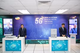 Bộ trưởng Nguyễn Mạnh Hùng và Bộ trưởng Chu Ngọc Anh đã thực hiện cuộc gọi video đầu tiên sử dụng đường truyền dẫn dữ liệu kết nối 5G. (Ảnh: Minh Sơn/Vietnam+)